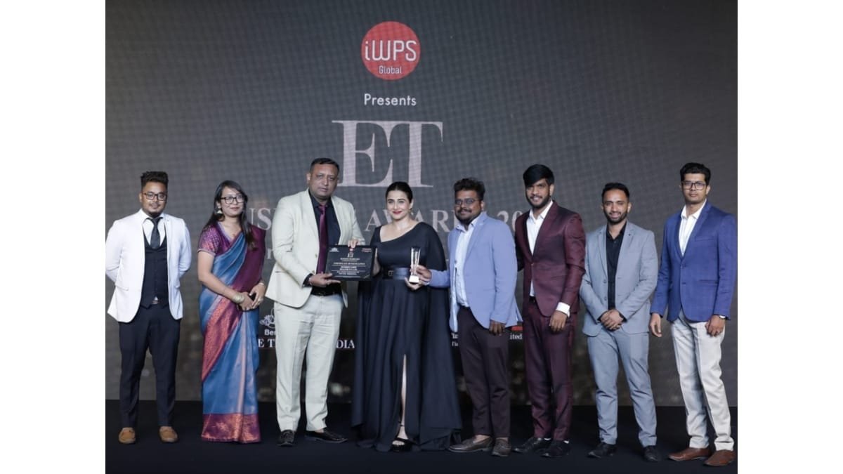 100-Yards-awarded-as-Real-Estate-Consultancy-of-the-Year-by-Economic-Times-NW