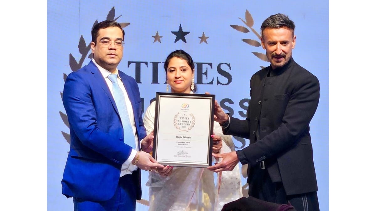 Rajiv-Ghosh-and-his-wife-Shrabanti-Ghosh-felicitated-by-Rahul-Dev-at-the-Times-Business-Leaders-Awards-2025-event-in-Gurugram