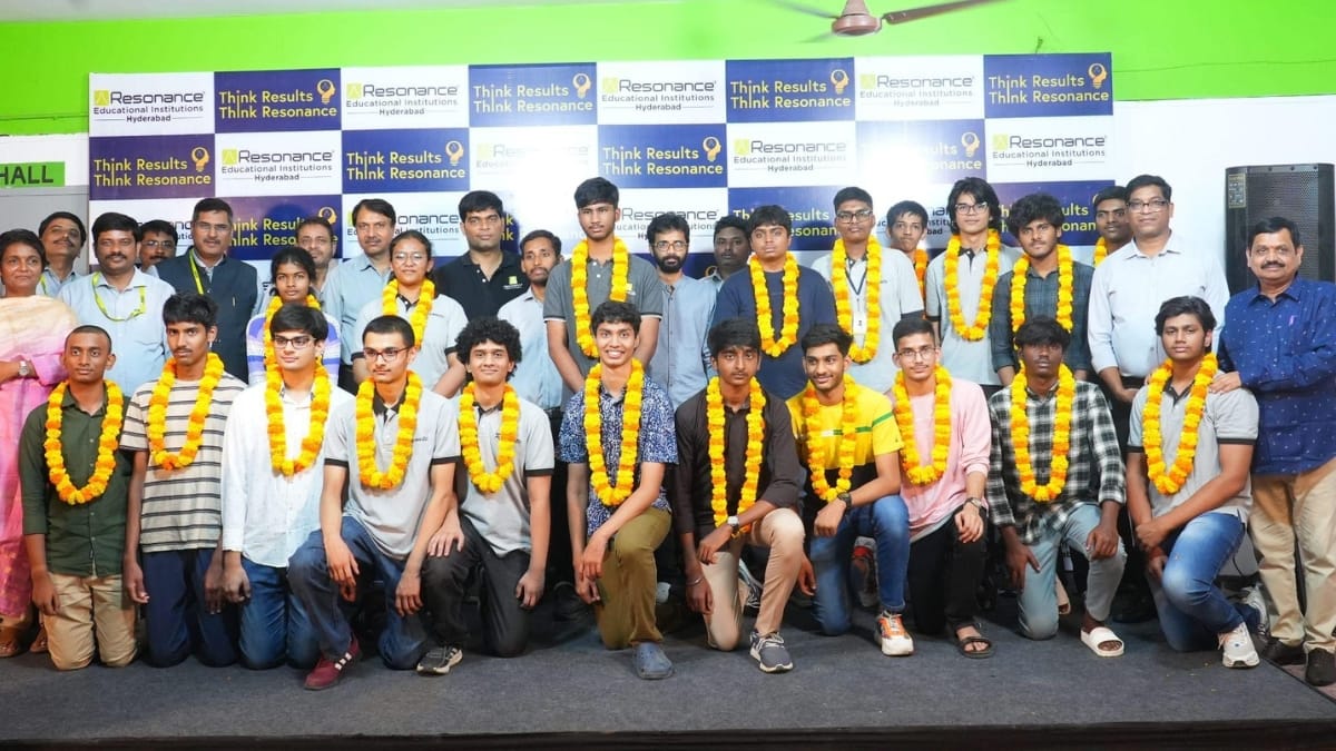 Resonance-Hyderabad-celebrates-record-JEE-success-PNN