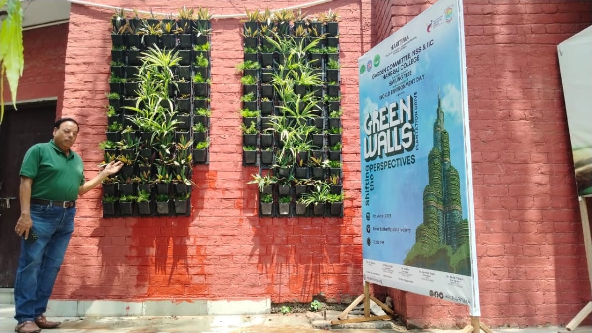 Smiling-Tree-Celebrates-World-Environment-Day-with-Vertical-Garden-Drive-at-Hansraj-College-1