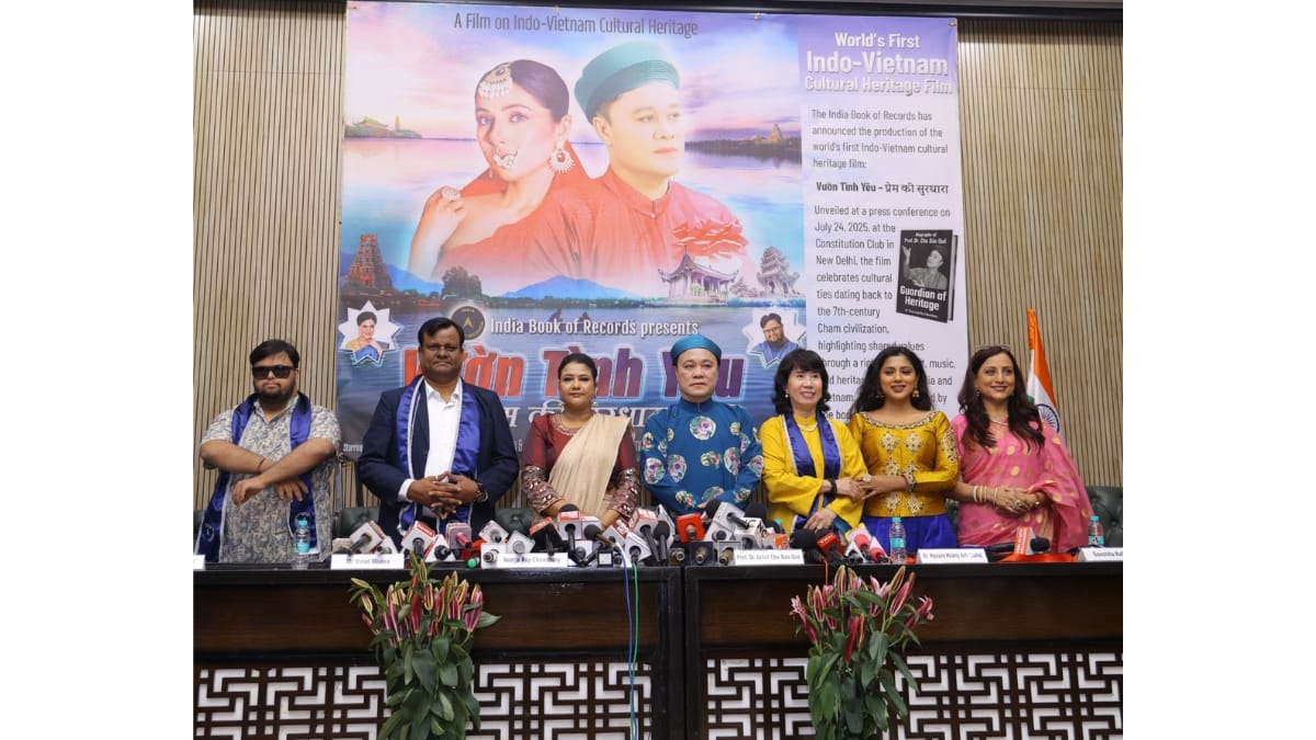 From-left-Gopi-Krishnan-Varma-Vimal-Mishra-Neerja-Roy-Chowdhury-Chu-Bao-Que-Dr-Nguyen-Hoang-Anh-Sanchita-Kulkarni-and-Kishori-Shahane