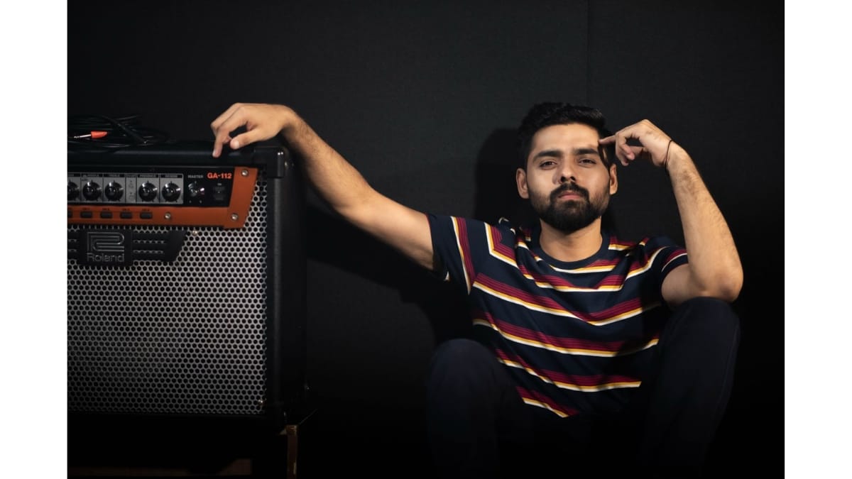 2526007856-Accountant-Singer-Ayush