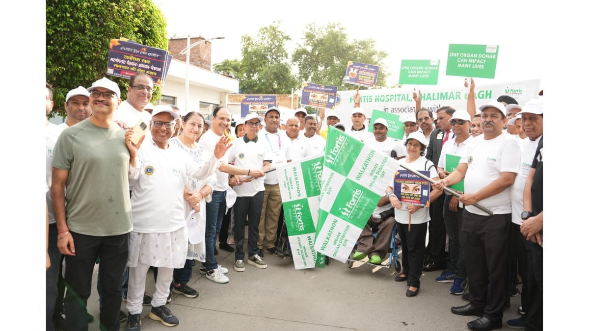 Dr-Naresh-Kumar-Goyal-Principal-Director-HOD-Cardiology-Heart-Failure-Programme-Fortis-Hospital-Shalimar-Bagh-flagging-of-the-Marathon