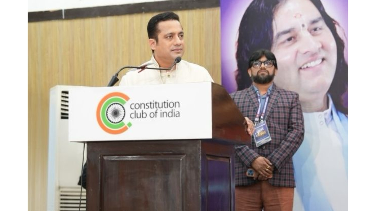 Devkinandan Thakur Ji Maharaj and Bada Business Founder Dr Vivek Bindra Unveil SPL Trophy-PNN